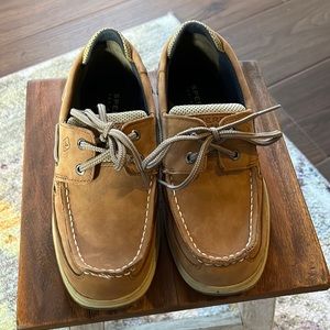 Boys Sperry size 4 like new!